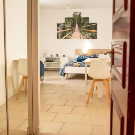 studio cosy TV WIFI confortable et chaleureux